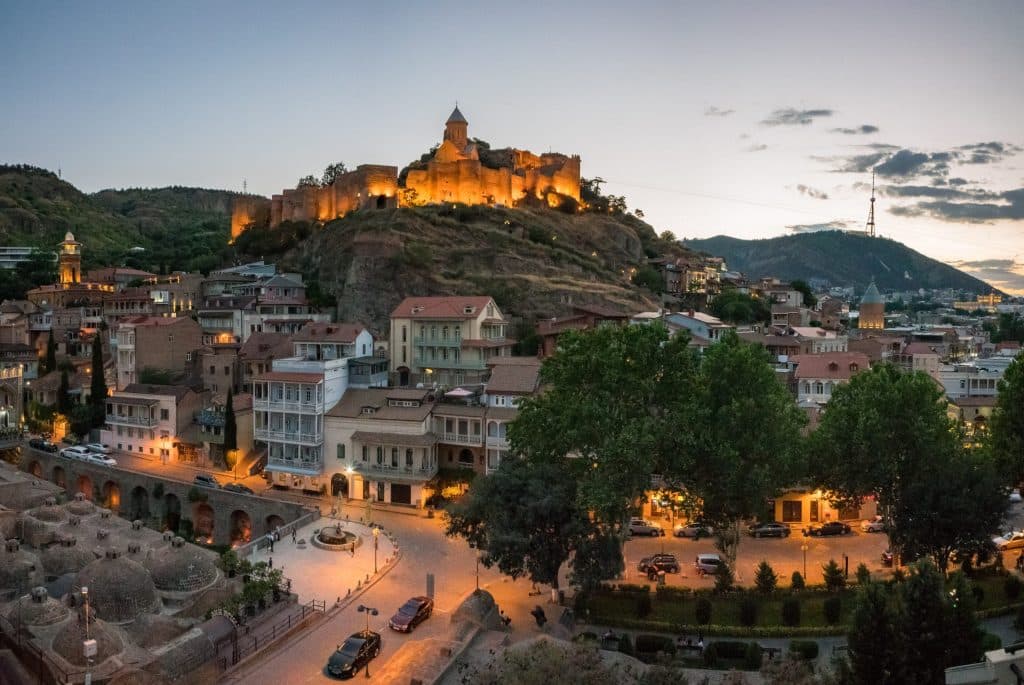 جولة في مدن جورجيا السياحية: اكتشف جمالها الفريد